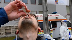 Počet úmrtí na covid sa zvýšil. V nedeľu pribudlo viac ako 2700 pozitívnych