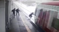 VIDEO: Momenty plné strachu. Chlapec (18) v Rusku spadol pod idúci vlak, stáli pri ňom všetci svätí