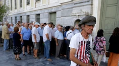 Grécki dôchodcovia dostanú štedrý vianočný príspevok. Viac ako Slováci