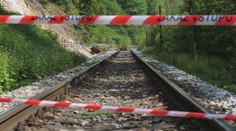 Železničnú dopravu na Orave prerušila uvoľnená skala. Odborníci už vedia, ako masív odstránia