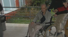 Invalidný tyran čelí súdu. Obvinili ho zo zabitia manželky, on vinu odmieta