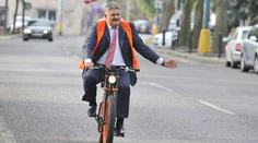 Takto ich často neuvidíte. Ministri dnes nechajú limuzíny na svojich úradoch