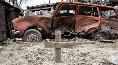 Otrasné zábery z mesta Hostomeľ. V garáži objavili 11 tiel, ďalších viac ako 400 ľudí je nezvestných, hlási Ukrajina