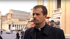 Bol najmladším biskupom v Španielsku, teraz z cirkvi vystúpil. Zamiloval sa totiž do autorky erotických diel