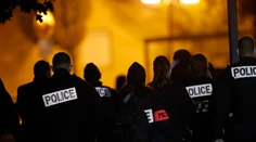 Dráma v Paríži: Muž podrezal na ulici učiteľa, polícia ho zastrelila