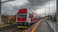 Ľudia denne cestujú z Nitry do Bratislavy za prácou. Železničná trať ale stále chýba