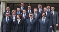 Nová vláda prvýkrát zasadla: Vychutnajte si rodinnú foto celého kabinetu