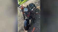 Na Záhorí našli mimo cesty mŕtveho motorkára. Nikto nevie, čo sa stalo, pokusy o oživenie boli neúspešné