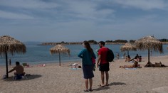 Grécko otvára prvé pláže. Sú spoplatnené a ľudia musia dodržiavať tieto pravidlá