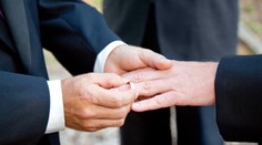 Vatikán rozhodol: Katolícki kňazi nemôžu požehnávať homosexuálne zväzky