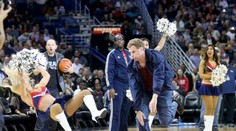 Opitý herec hodil roztlieskavačke na zápase NBA loptu do hlavy