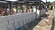 Nové domčeky si po požiari v osade stavajú sami. Rómom nakúpila materiál obec