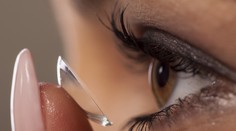 Kúpete sa s kontaktnými šošovkami? Koledujete si aj o stratu zraku