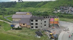 V rómskej osade pri Sabinove začali búrať bytovku. Demoláciu však sťažuje doslova nalepený kostolík