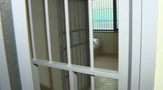 Počet čakateľov prevyšuje kapacitu. V Hronovciach otvorili detenčné centrum pre zločincov