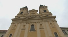 V kostoloch už môže byť viac veriacich. V praxi však stále zostávajú poloprázdne