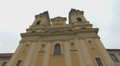 V kostoloch už môže byť viac veriacich. V praxi však stále zostávajú poloprázdne