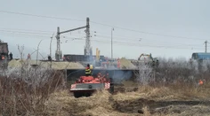VIDEO: Havarovaný nákladný vlak, ktorý ochromil dopravu na Slovensku, odstraňuje tank