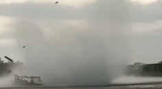 VIDEO: Ľudí na rieke znenazdajky zasiahlo tornádo. Výletnú loď doslova pohltilo