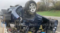 Dopravu na diaľnici D1 ochromila nehoda džípu so zelenou sušinou. Desiatky kilometrov dlhé kolóny sú aj na D2