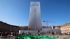 Neznámi vandali v centre Paríža poškodili dielo pripomínajúce análny kolík