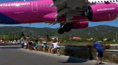 Tak to bolo o chlp. Turisti na gréckom ostrove sa krčili v snahe vyhnúť sa kolesám pristávajúceho lietadla