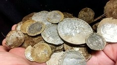 Pátrali po svadobnom prsteni, namiesto neho našli 500-ročné mince ohromnej hodnoty