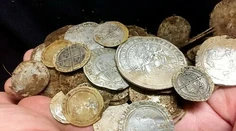 Pátrali po svadobnom prsteni, namiesto neho našli 500-ročné mince ohromnej hodnoty