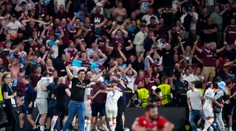 Pražské finále rozhodla trefa z 90. minúty. West Ham oslavuje európsku trofej po vyše 50 rokoch