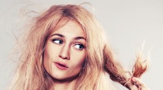 Osvedčené recepty, ako zachránite vlasy zničené chlórom, slnkom a slanou vodou