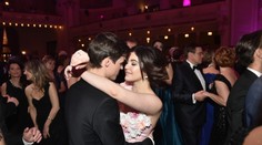 Celeste Buckingham na plese ako z rozprávky. Zo svojho princa neodtrhla zrak
