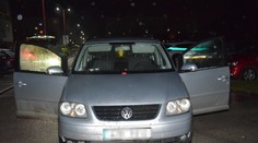 Kuriózny prípad zo Senice. V aute zaparkovanom v strede cesty našli policajti dvoch mladíkov v bezvedomí