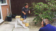 Ženích stál na schodíkoch, aby neveste hľadel do očí. Boli nádherní