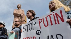 Na protestoch proti vojne zatkli v Rusku vyše 170 ľudí. Policajti brali aj ľudí sediacich na lavičke