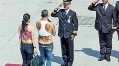 Do Nemecka priletel korunný princ. Z jeho outfitu boli všetci zhrození