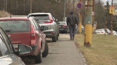 Zákaz parkovania na chodníkoch je problémom vo viacerých mestách. Na pokutách sa už vybrali tisíce eur