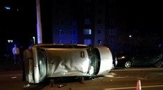 Ďalšia večerná nehoda v Prešove! Taxi po náraze skončilo na streche