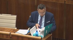 V parlamente sa začala debata o konsolidácii. Koalícia hneď na začiatku opozíciu „zarezala“ a obmedzila rozpravu