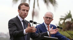 Macrona zradila angličtina: Poďakoval sa "chutnej" manželke austrálskeho premiéra