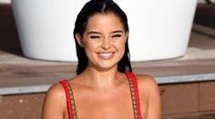 Mladučká modelka fotila na pláži. Nahý divák ju svojím prirodzením neohúril