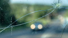 Pri prasknutom či rozbitom skle auta od kamienka nestačí povinné zmluvné poistenie, upozorňuje špecialista