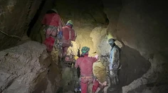 Chorého amerického výskumníka, ktorý uviazol v jaskyni v Turecku, zachránili po deviatich dňoch