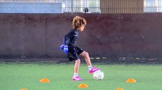 Len 8-ročný chlapec má neuveriteľnú techniku. Takto kúzli s loptou