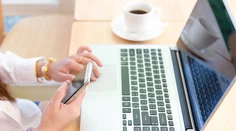 Polícia upozorňuje na falošné SMS, podvodníci ich posielajú v mene bánk