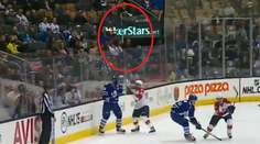 Pánik vyhodil hokejku do hľadiska. Dostal 10 minút, ale chlapcovi urobil radosť