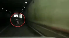 V tmavom tuneli takmer došlo k tragédii. Nad konaním matky s kočíkom sa zastavuje rozum