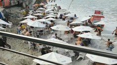 Dovolenkárov zaskočili obrovské vlny. Deti museli silno držať, aby ich nezobrala voda