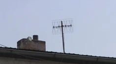 Tragická nehoda v Sobranciach: Muža zabil elektrický prúd, keď si chcel nastaviť anténu