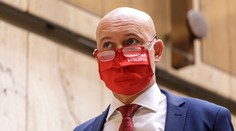 Minister Gröhling obhajuje otvorené školy