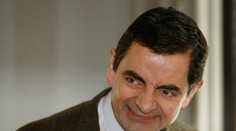 Rowan Atkinson alias Mr. Bean sa vo veku 62 rokov stane trojnásobným otcom
